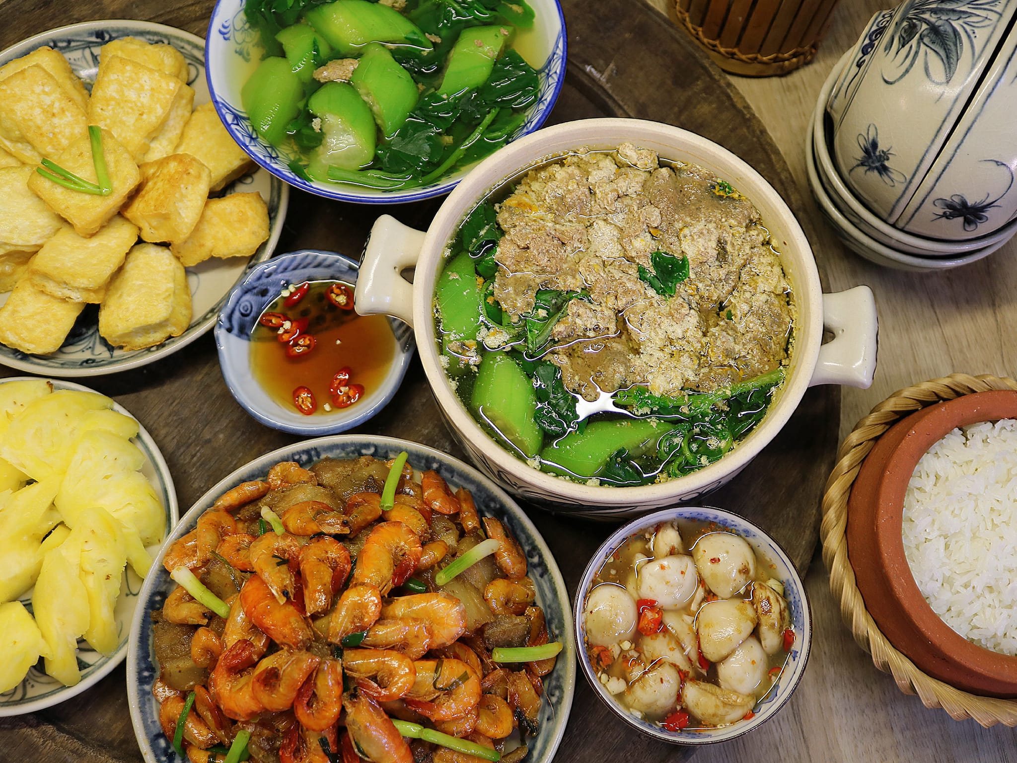 Bữa cơm gia đình với 5 món ăn