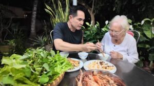 Trung dũng và mẹ quay quần bên bữa cơm gia đình